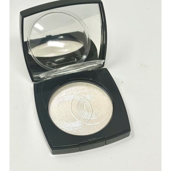 Chanel LUMIÈRE DE L'OCÉAN
POUDRE ILLUMINATRICE
ILLUMINATING POWDER - Picture 1 of 5